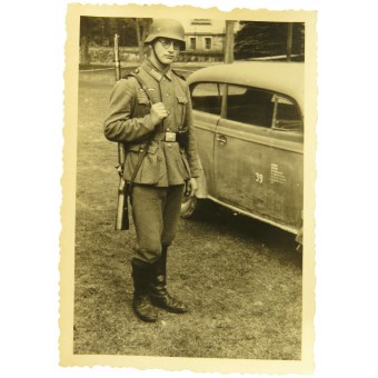 Немецкий солдат на фоне штабного автомобиля Вермахта- Опель Олимпия. Espenlaub militaria